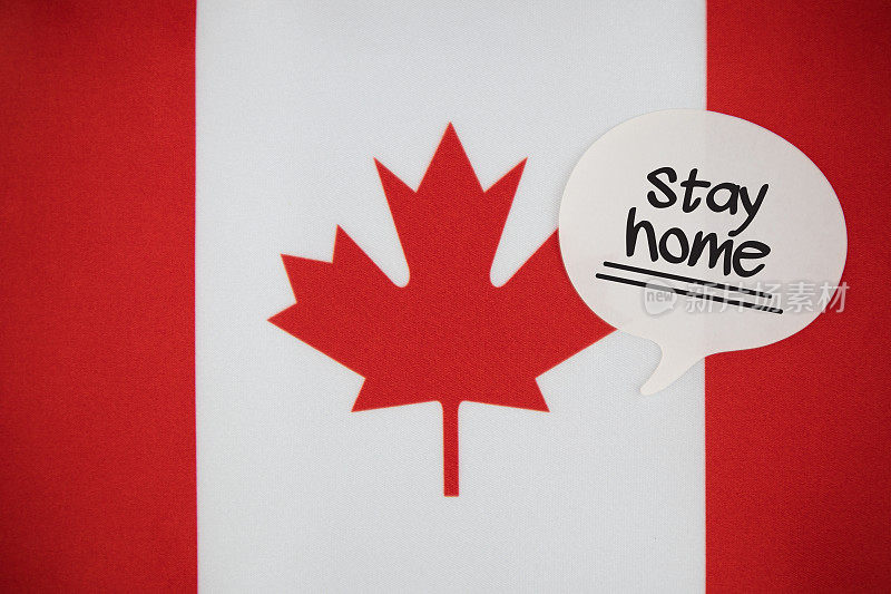 白色语音泡泡便条纸与呆在加拿大国旗上的信息
