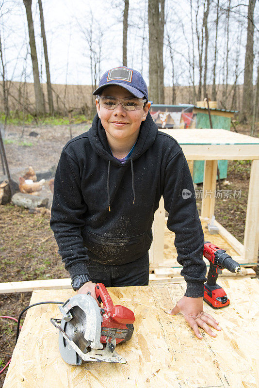 一个十几岁的男孩正在做一个DIY项目。