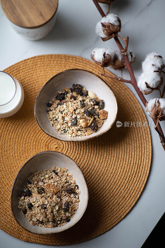 自制的甜麦片。能量和素食早餐。俯视图