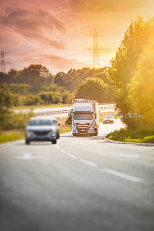 高速公路上的卡车