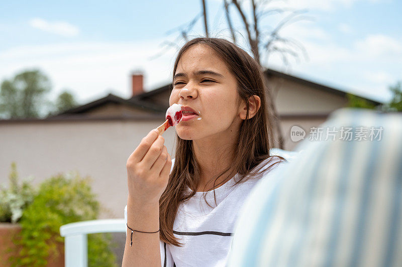 一个小女孩拿着冰淇淋棒的肖像