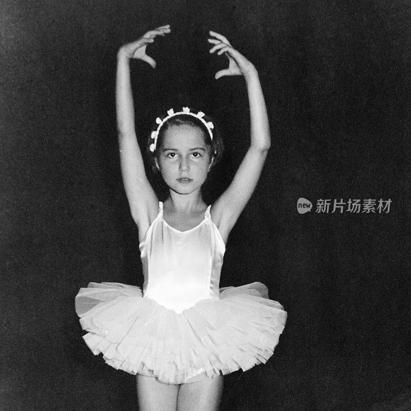 1958年，小女孩在舞台上跳舞。