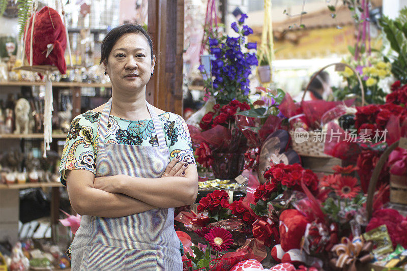 在花店工作的日本妇女。