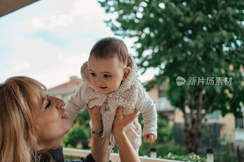 在她妈妈的怀里