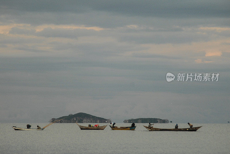 传统渔船在一个非洲湖与两个岛屿的背景