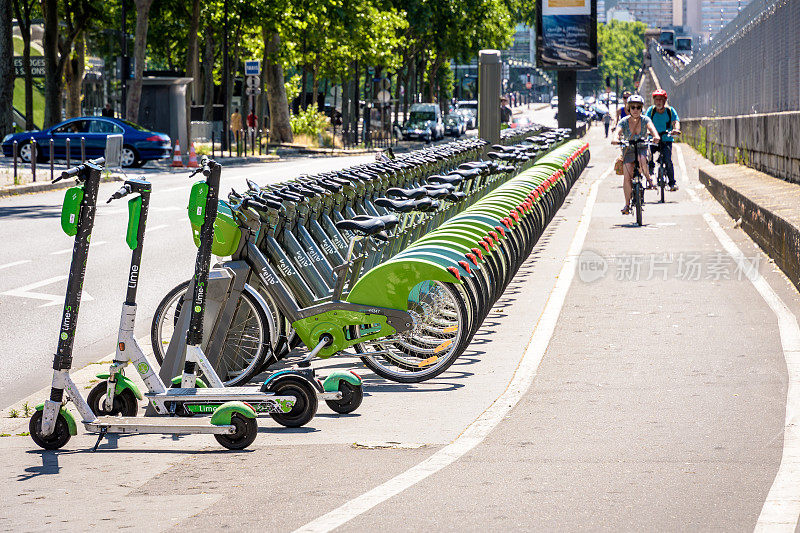 法国巴黎，骑自行车的人经过一个Velib停靠站。
