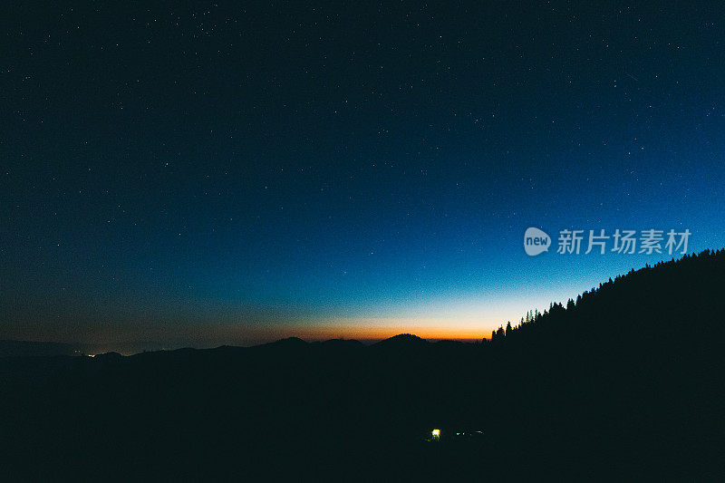 在星空下的山上露营