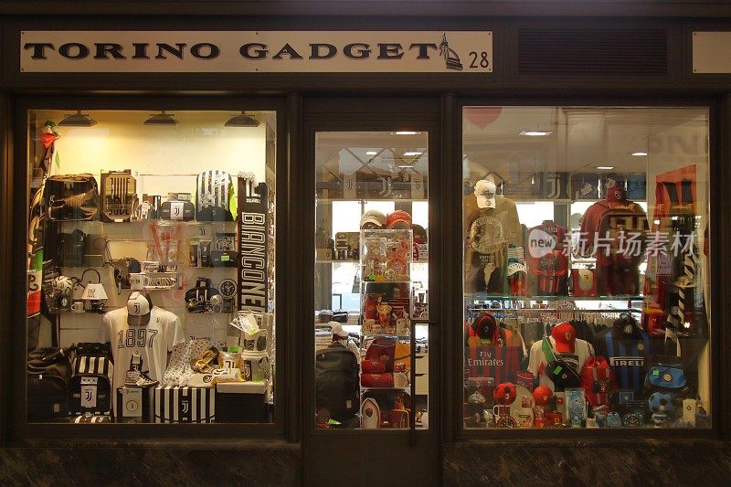 意大利都灵——历史悠久的足球用品商店位于罗马市中心街道的拱廊下