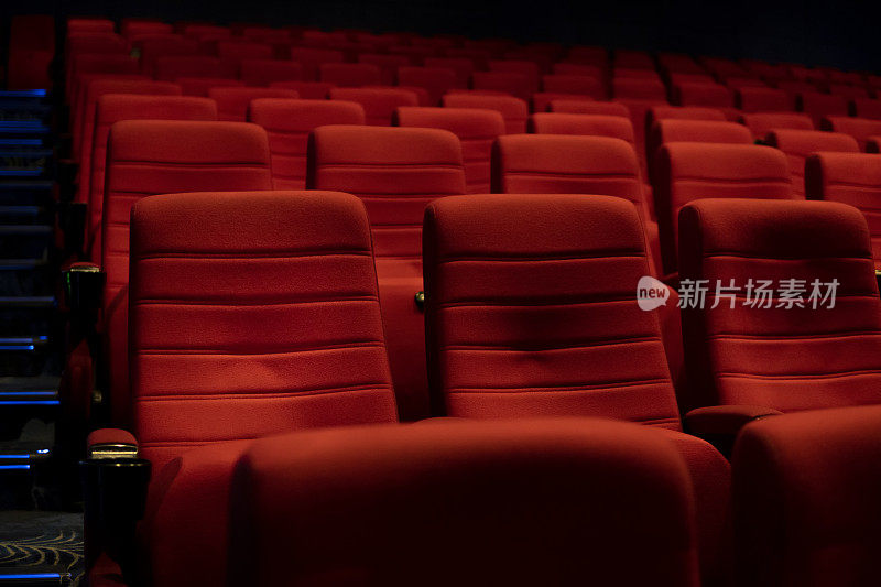 影院里舒适的红色数字座椅空着