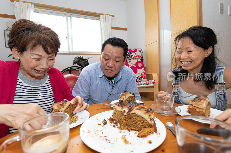 一家人享受自制蛋糕