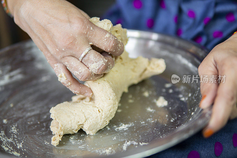 手揉小麦面团的特写。