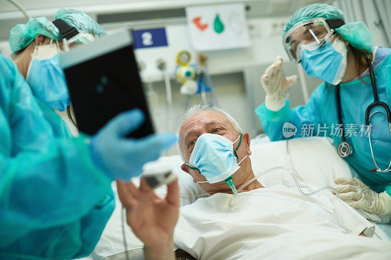 高级男性COVID-19患者在急诊室进行视频通话