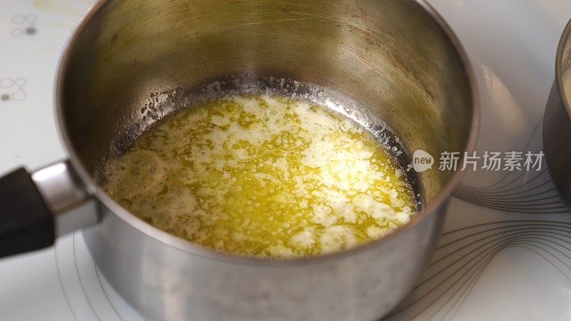 在炉子上的平底锅里融化黄油