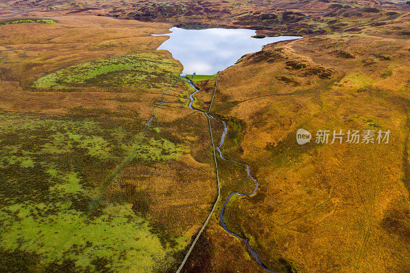 从苏格兰西南部的邓弗里斯和加洛威的一个小湖的鸟瞰