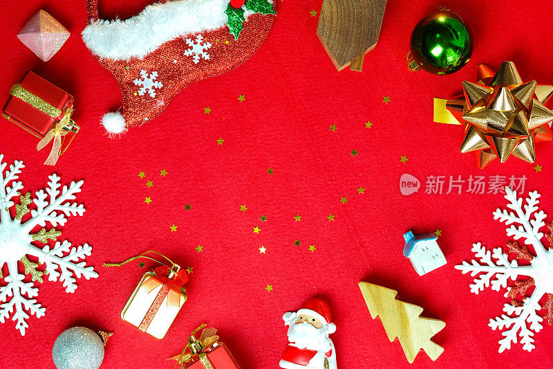 红毯背景上的圣诞和2021年新年快乐概念装饰