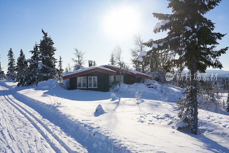 挪威奥普兰县辛弗杰尔的深雪中舒适的山间小屋