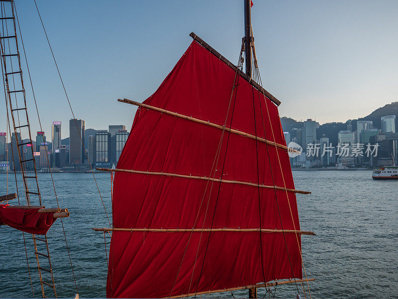 日落时分，香港维多利亚港的红帆