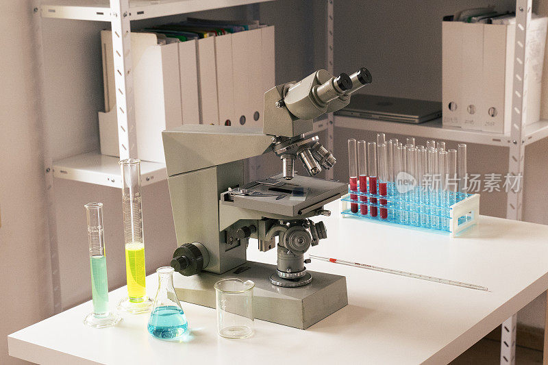 冠状病毒保护。临床微生物实验室对COVID-19疫苗研制的科学研究微生物样品和医用显微镜准备使用。