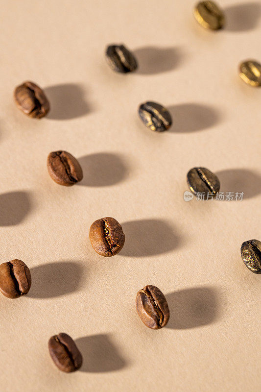 近距离的咖啡豆按顺序摆放