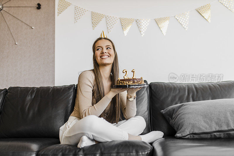 肖像的梦幻，快乐的生日女孩感到兴奋和喜悦庆祝生日