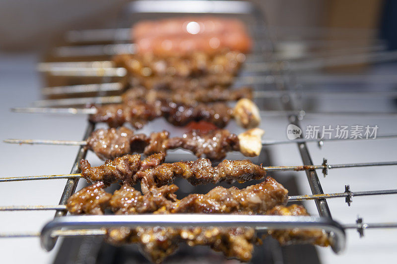 餐馆里烤肉架上的烤肉