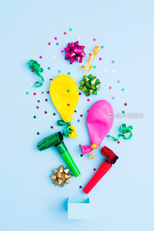 蓝色生日背景，彩色蝴蝶结，气球，彩带和五彩纸屑