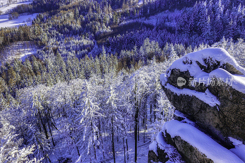 美丽的雪山冬季景观