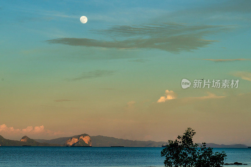 泰国黄昏时，月亮升起在海面上