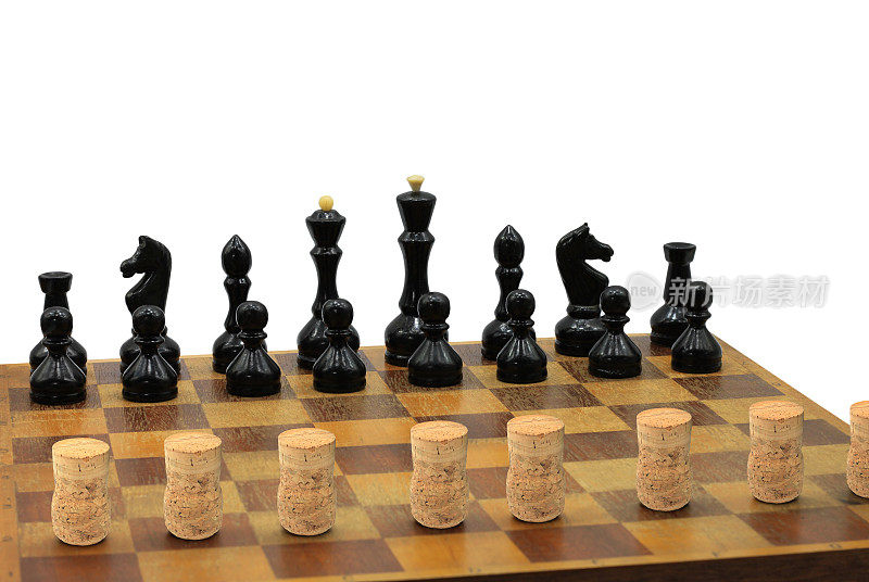 抽象照片与棋子和葡萄酒软木在棋盘上的白色背景