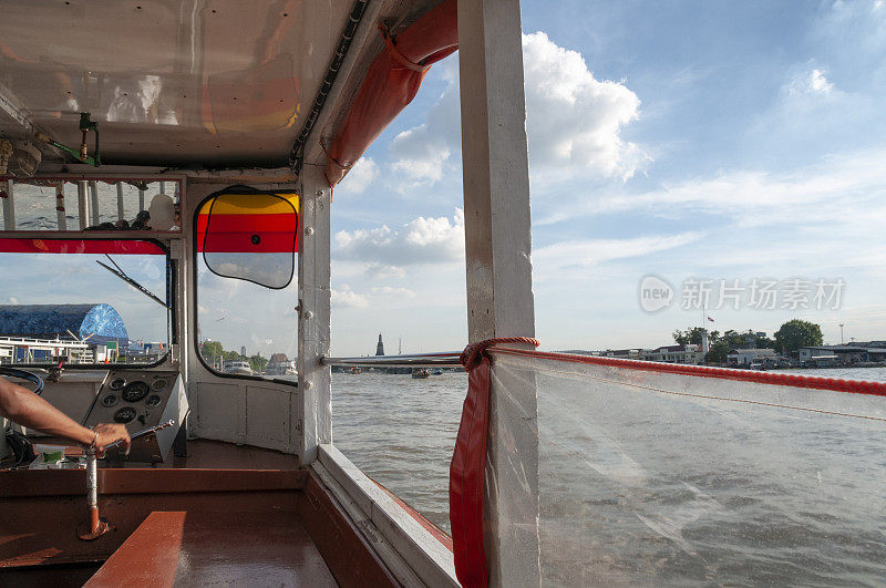 曼谷湄南河上的客轮
