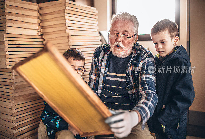 祖父母和孙子孙女在车间工作