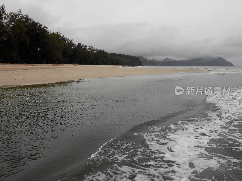 泰国塔鲁涛岛奥潘特马六甲海滩上的风暴