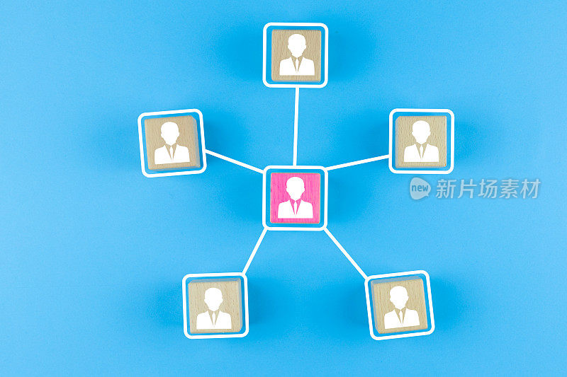 蓝色背景的商人图标木制立方体，组织结构，社交网络，领导力，团队建设，招聘业务，管理和人力资源概念。