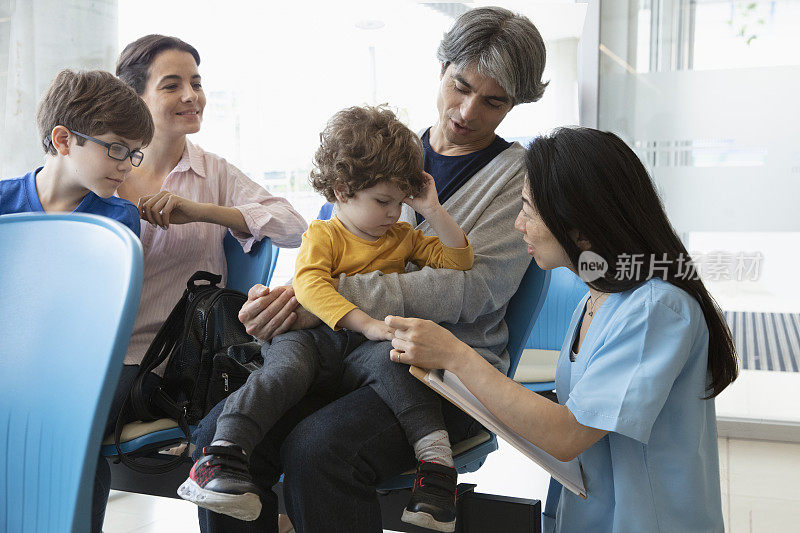 家人送孩子去医院