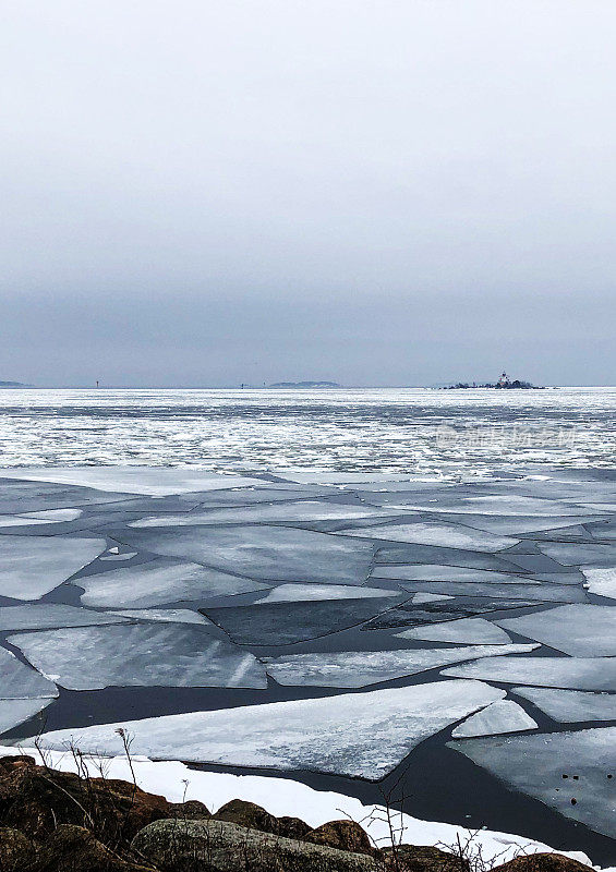 海上漂浮的冰。春天的波罗的海海景。在戈列索特线上有一个小岛。