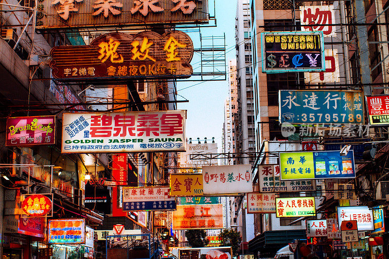 香港九龙热闹的霓虹灯街景