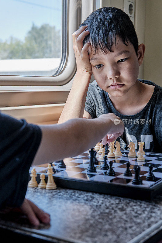 小男孩在下棋