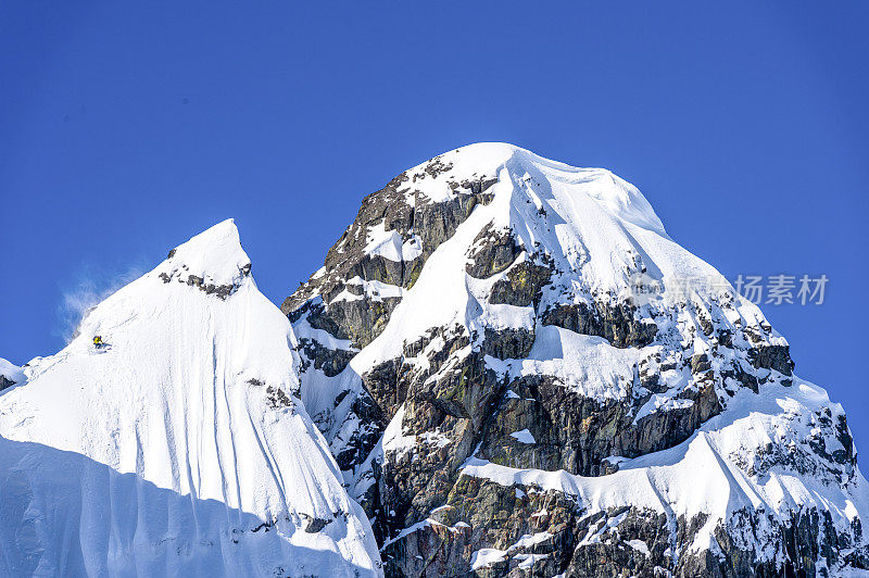 极速滑雪者从陡峭的山上下山