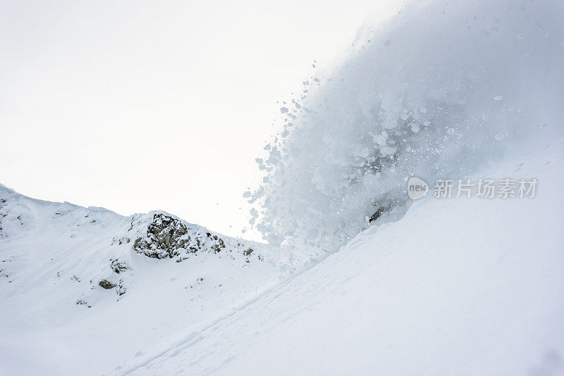 野外滑雪者从积雪的山脊上下来