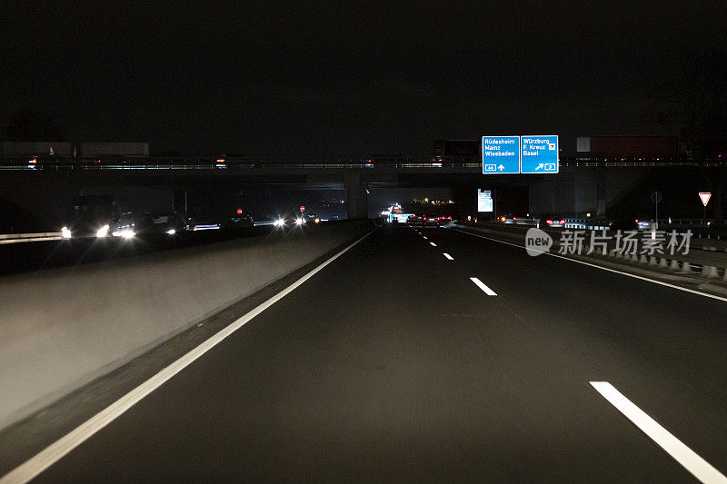 图为威斯巴登附近的德国A66高速公路上的夜间路标