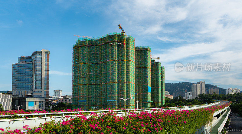 蓝天下正在建设的城市建筑