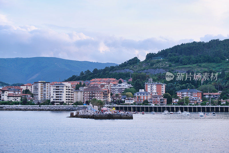 比斯开湾卡斯特罗乌代莱斯镇的风景