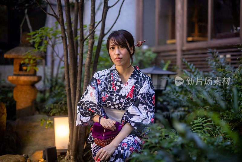 日本女子的肖像坐在日本的小花园