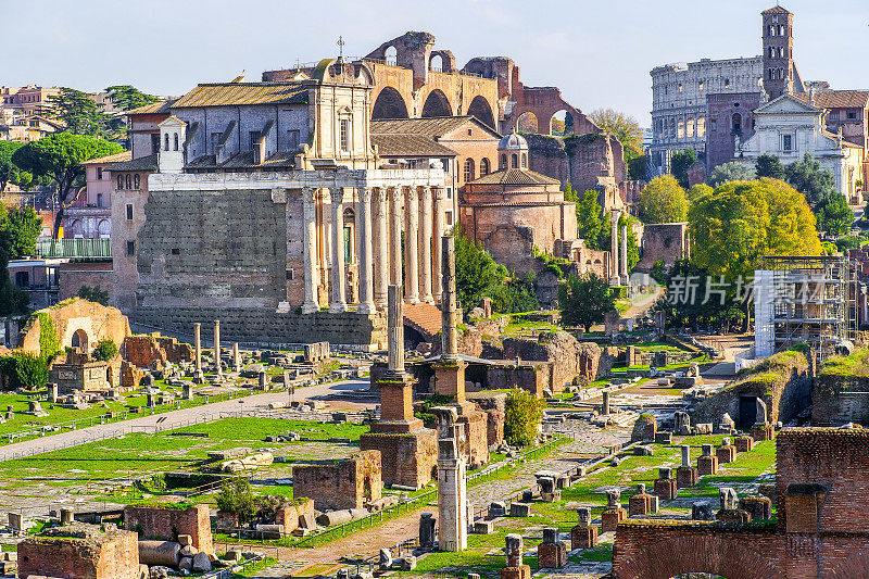 从永恒之城中心的坎皮多格里奥看到的罗马广场的令人联想的景象