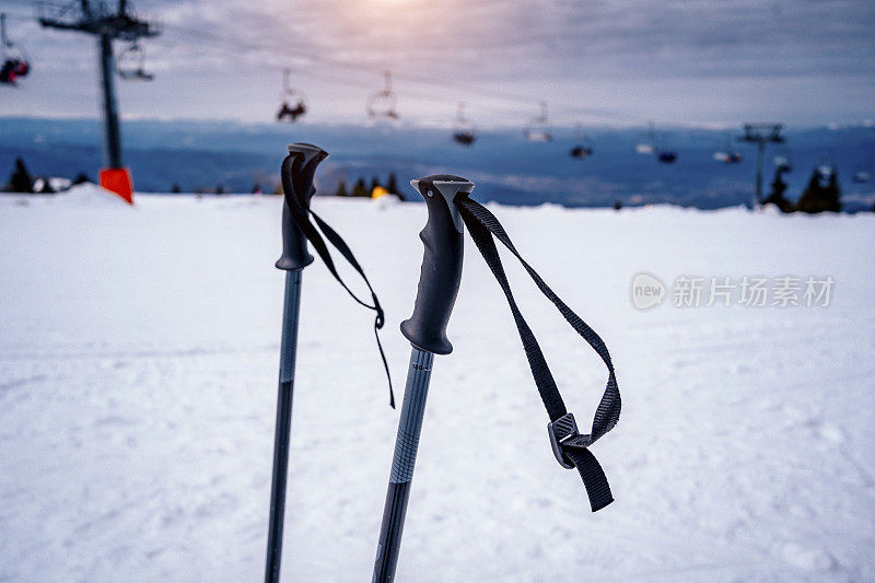 雪地里的滑雪杆