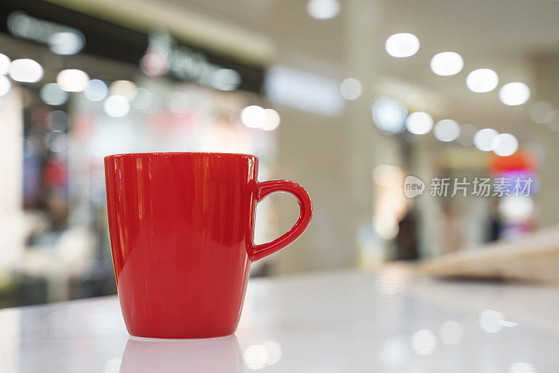 红色现代茶杯，用红茶杯模糊散景背景