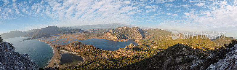 无人机全景Iztuzu海滩和Dalyan三角洲在Mugla，土耳其