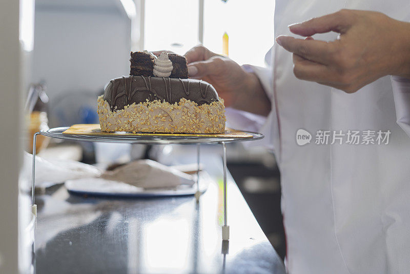 一名女企业家正在准备制作冰淇淋包裹的原料，并在疫情期间将其出售给客户