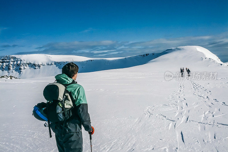 登山队开始在冰岛雪山徒步旅行。