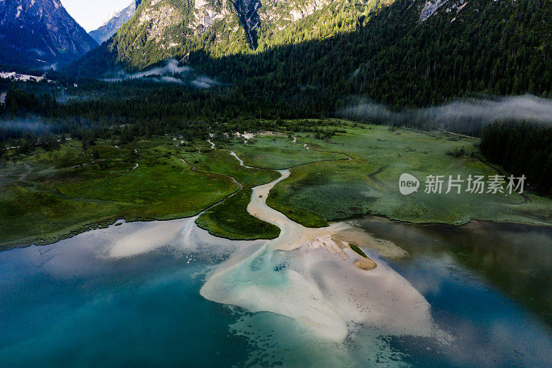 暑假，欧洲山区的绿湖在迪多比阿卡湖